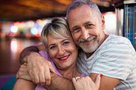 Casal de aposentados - A Melhor Aposentadoria Por Idade a Partir dos 47. Está na lei, veja como!