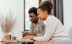 Casal estudando - Isen&ccedil;&atilde;o de Impostos Para Contratar Aposentados